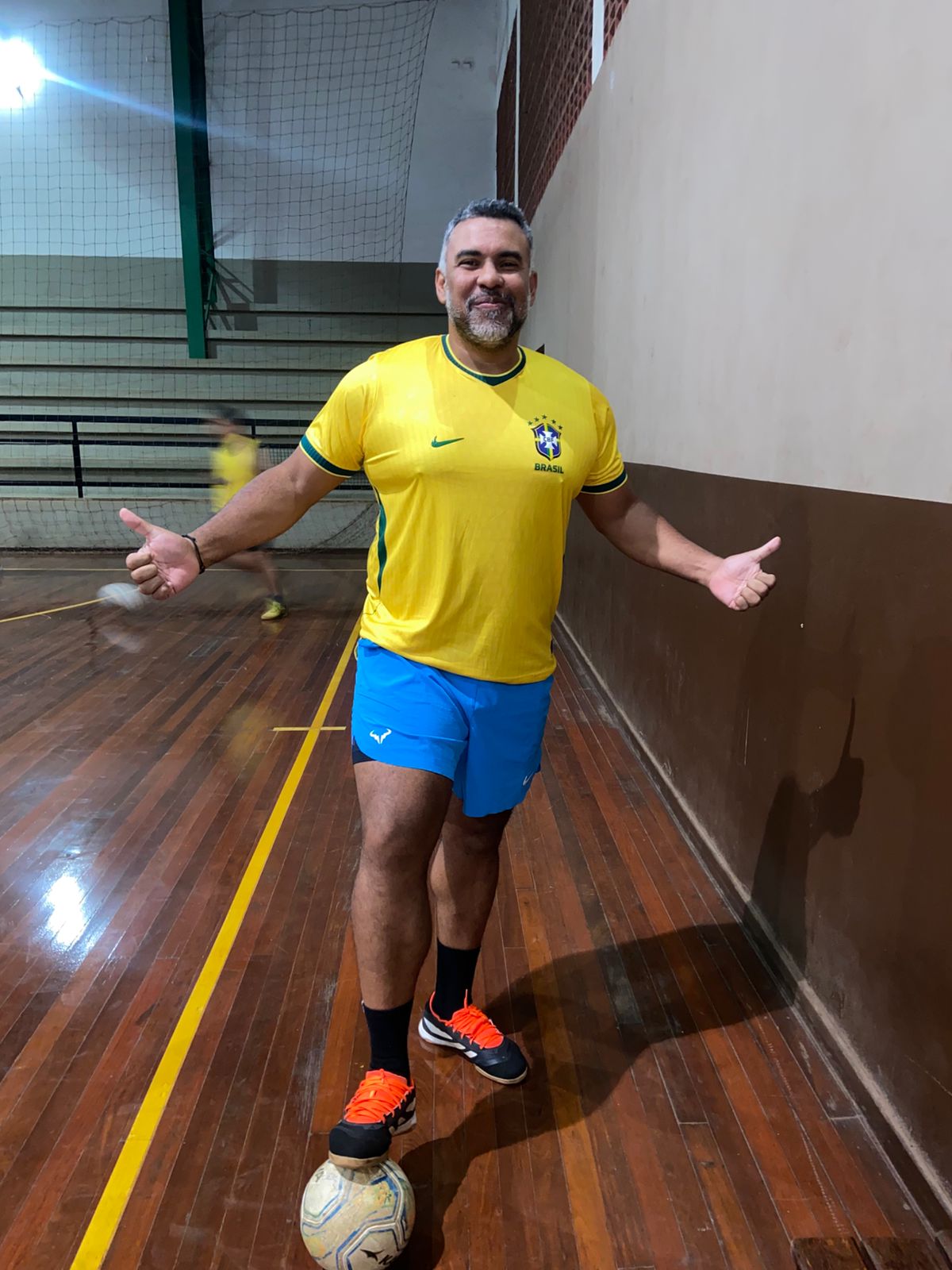 Modelo amarelo da camiseta Brasil 2026 em uso